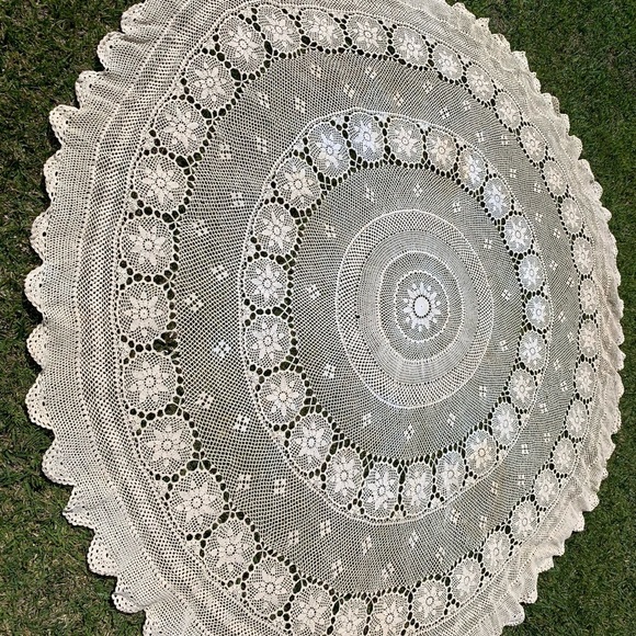 COPY - Crochet tablecloth - Picture 5 of 7